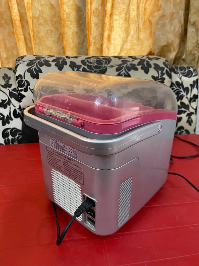 Mini fridge 0