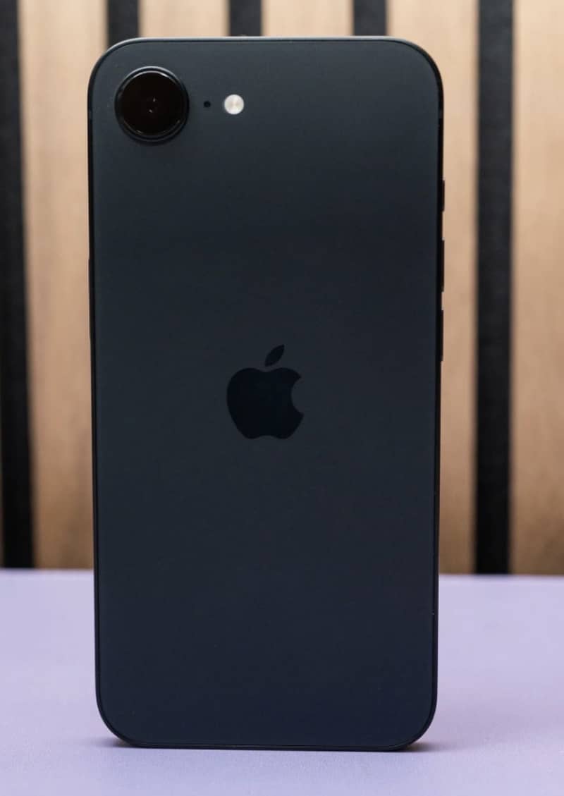 Apple iPhone 16e 0