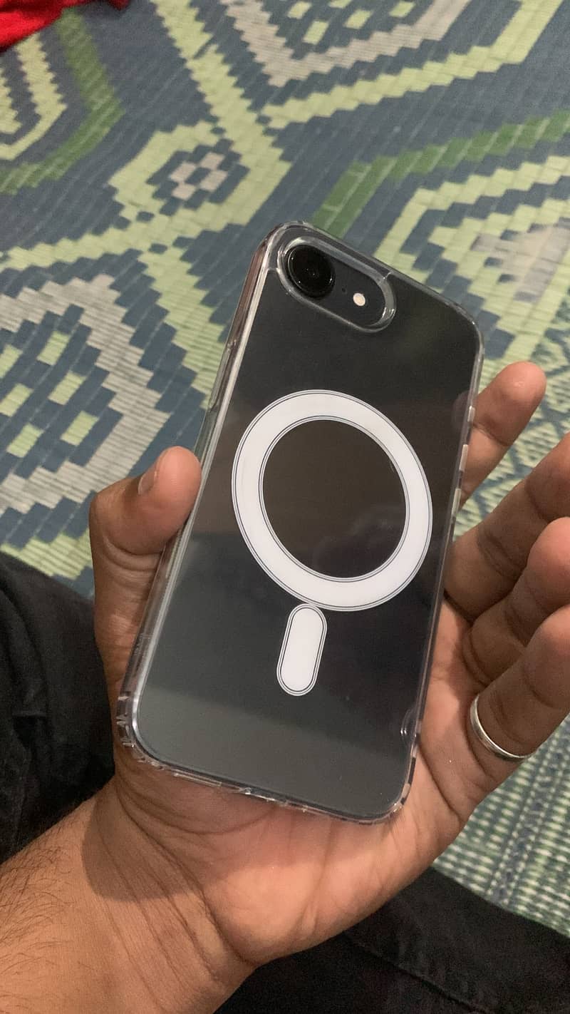 Apple iPhone 16e 1