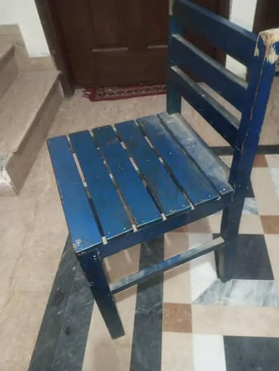 chairs 4 lakri ki han original 1200 ki 1 hai table Alag hai