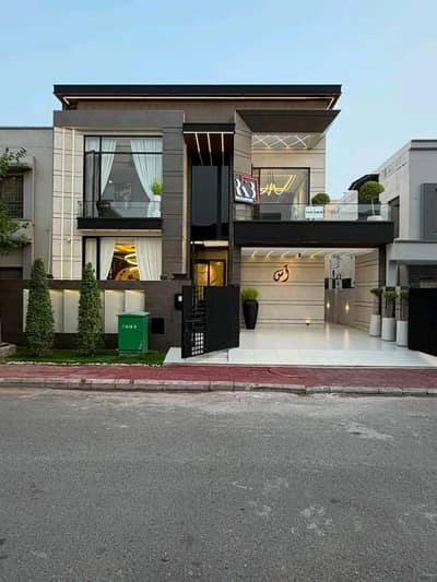 10 Marla Luxury House is Available for Rent in Bahria Town Lahore