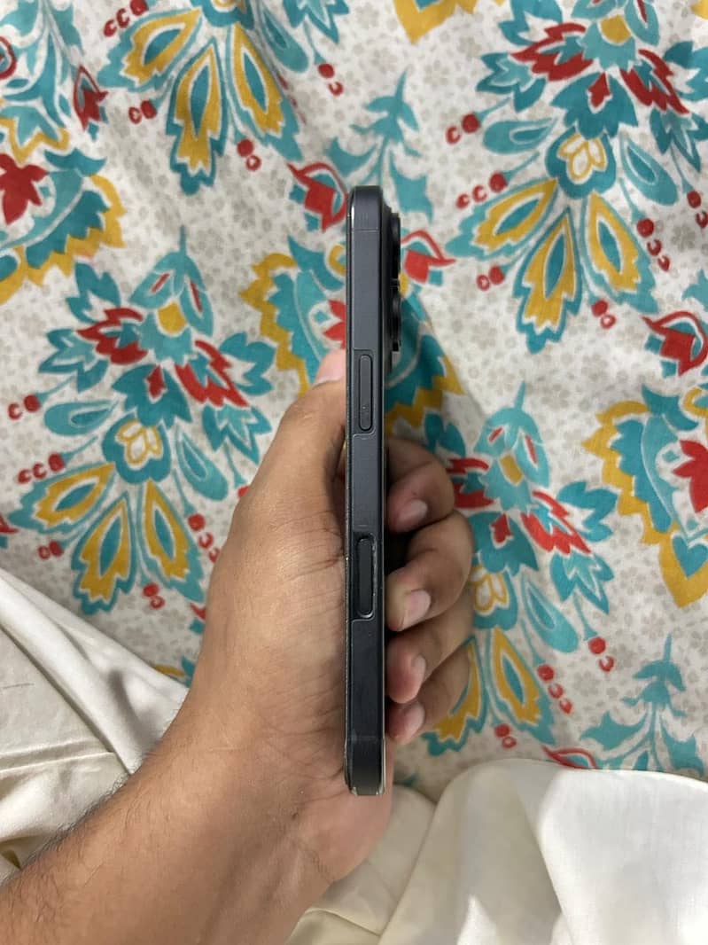 Apple iPhone 16 Pro 2