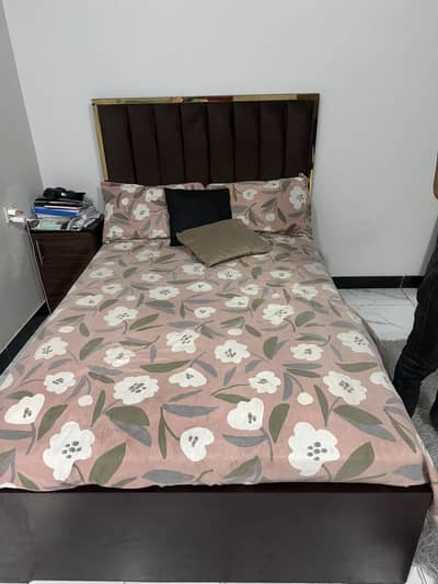6 by 4 bed with mattress in new condition  with 1 side table