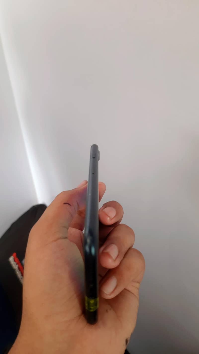 Apple iPhone SE 3rd Generation 1