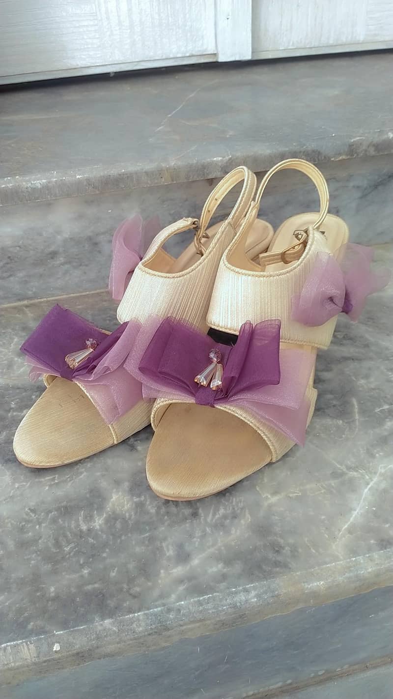Fancy bow heels 0