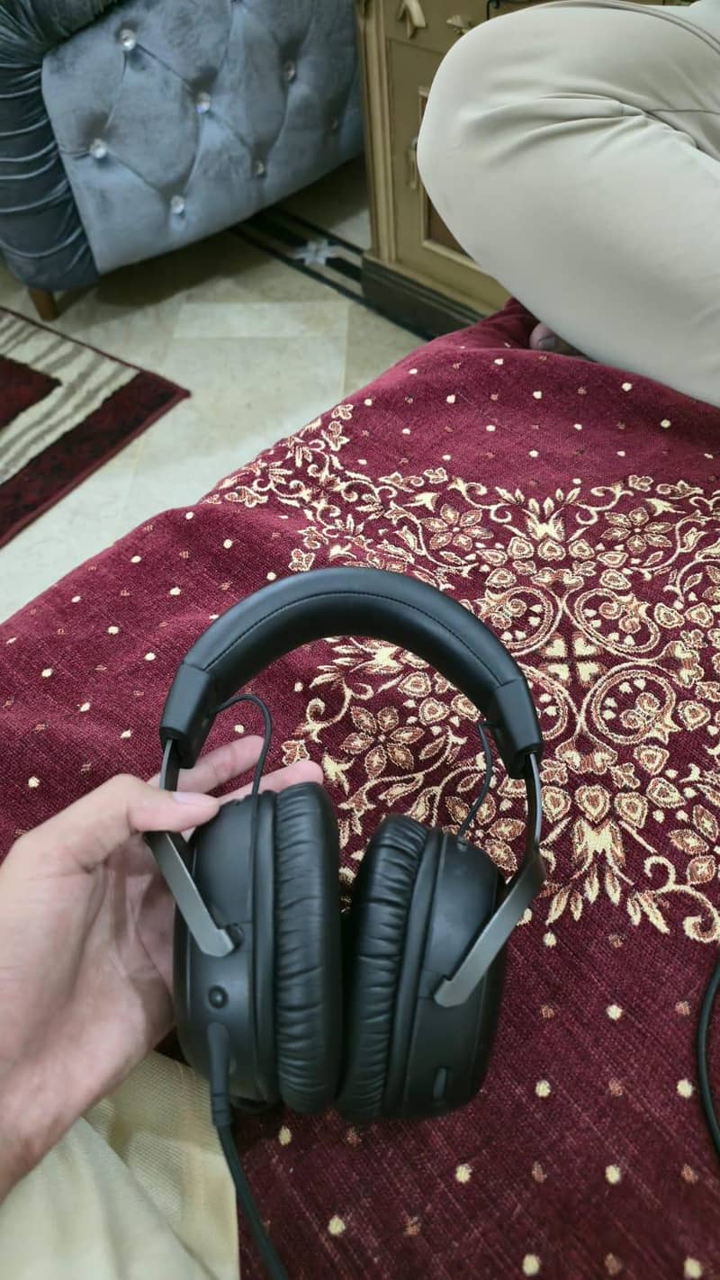 Hyperx cloud 3 slightly used 1
