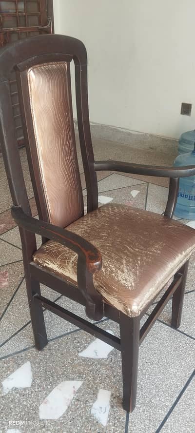 6 piece of used dinning chairs
