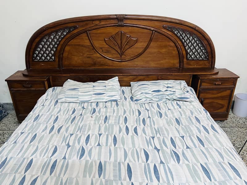 Bed with vanity 0