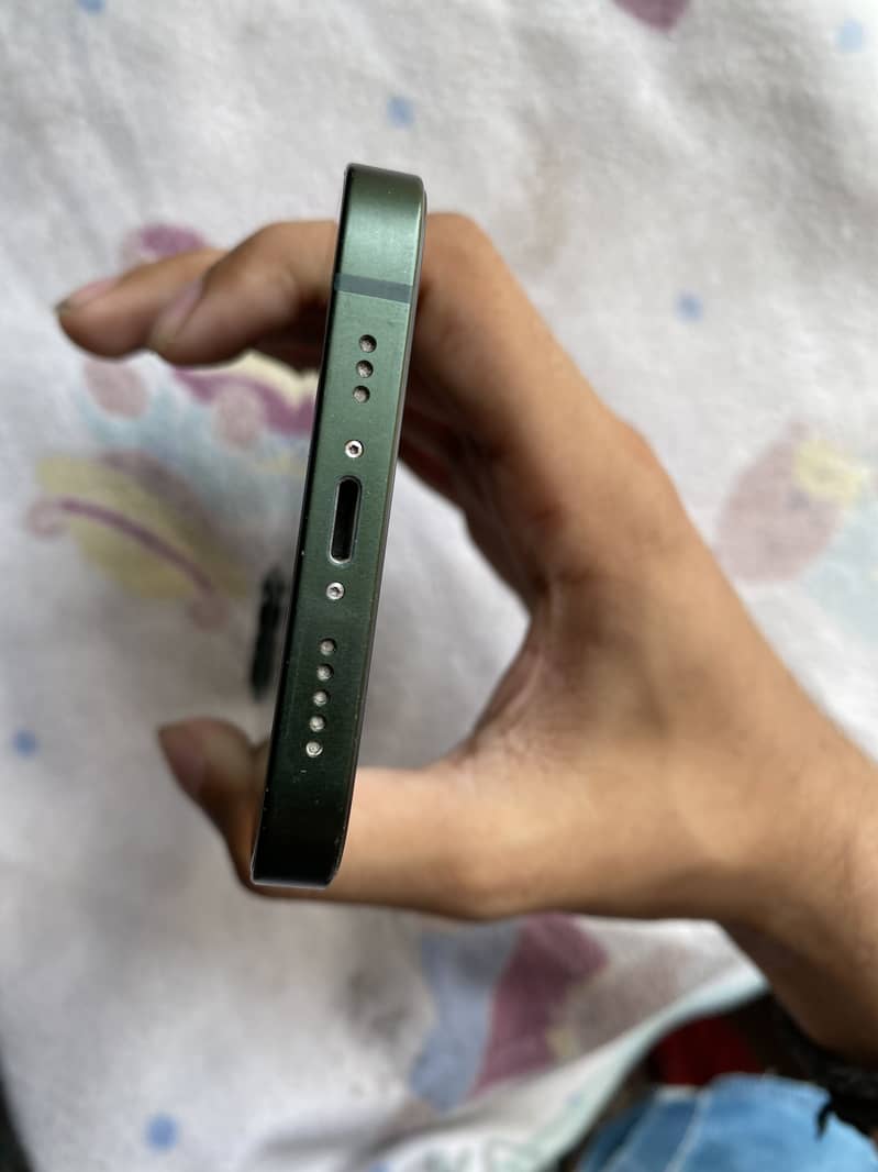 Apple iPhone 13 5