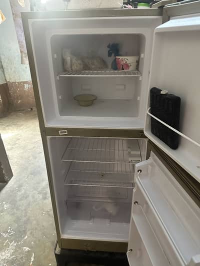 Dawlance refrigerator Model no 9122Fp R  6 month use new condition