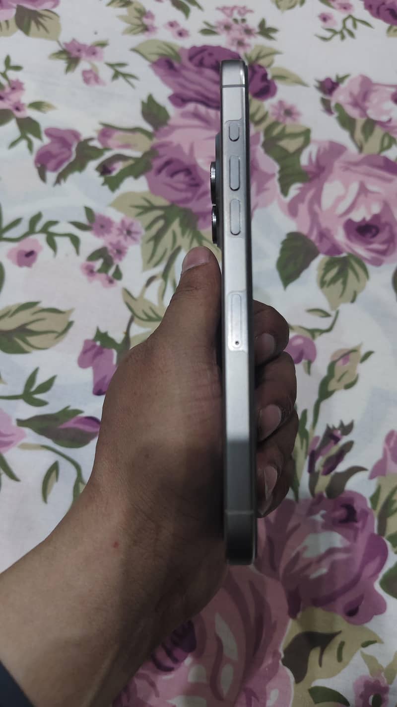 Apple iPhone 15 Pro Max 4