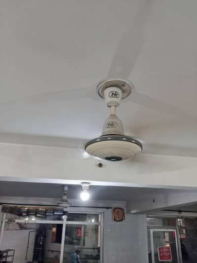 تقوی مسجد کے چلتے ہوئے پنکھے ہیں بدل کر انورٹر پنکھے لگ ہیں