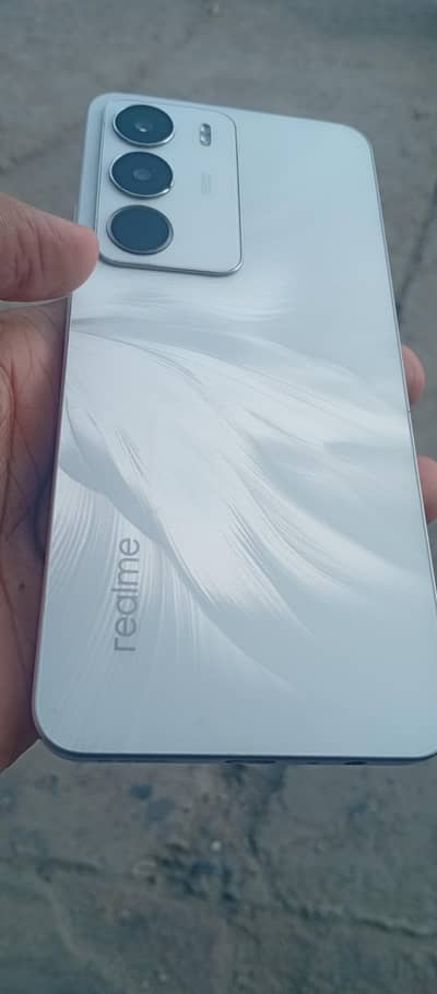 6.128 10.10 condition with original charger and box available