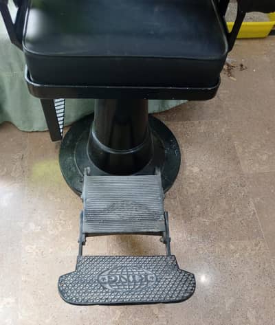 2x Saloon chairs with kids support