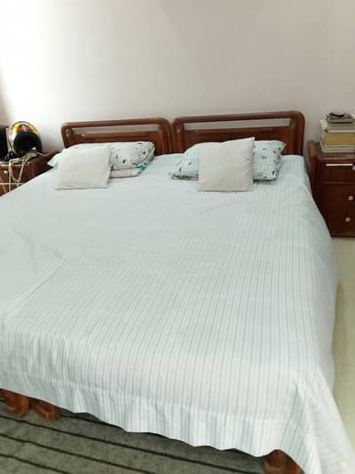 2 single beds with 2 side tables and 2 single matters