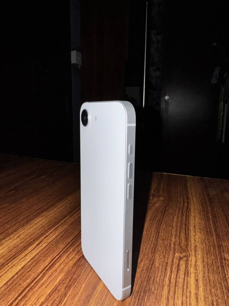 Apple iPhone 17e 0
