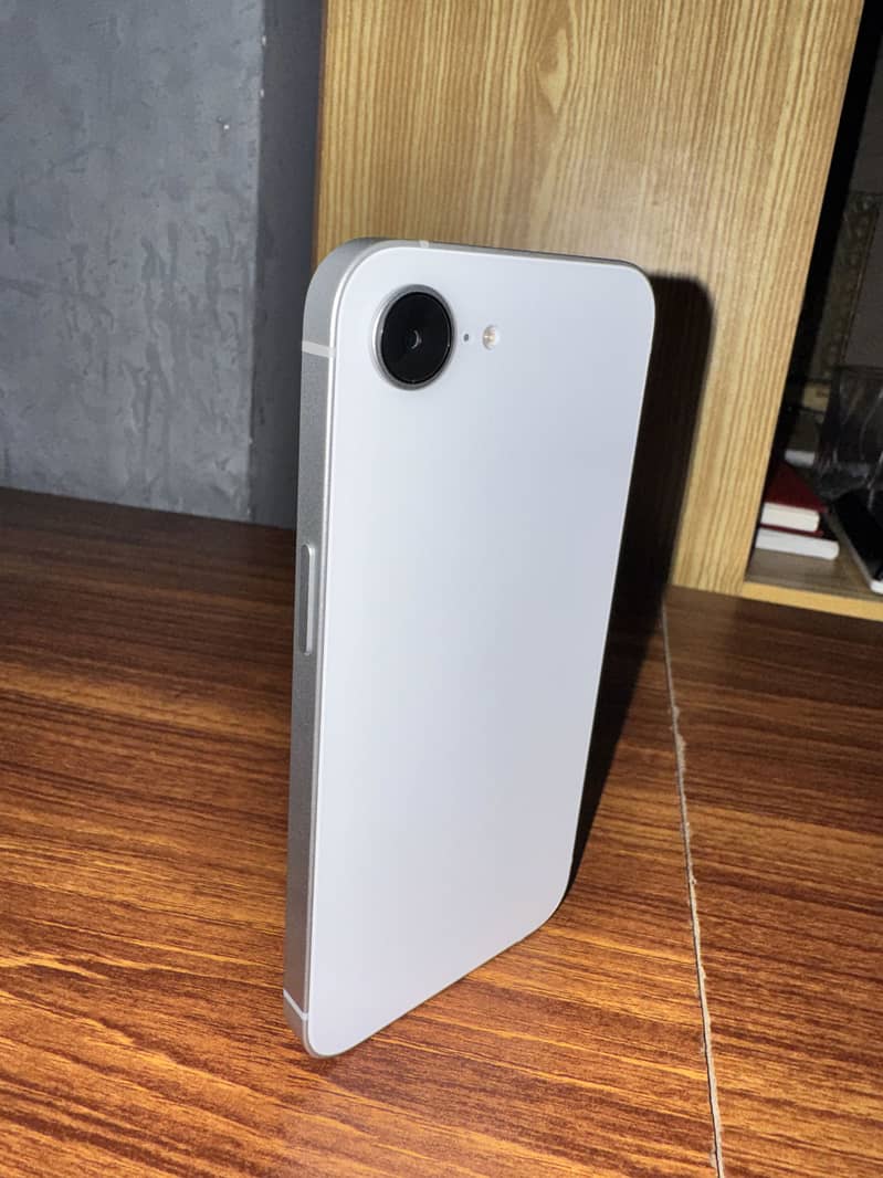 Apple iPhone 17e 1