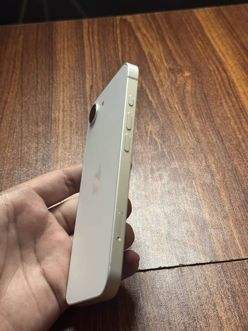 Apple iPhone 17e 4