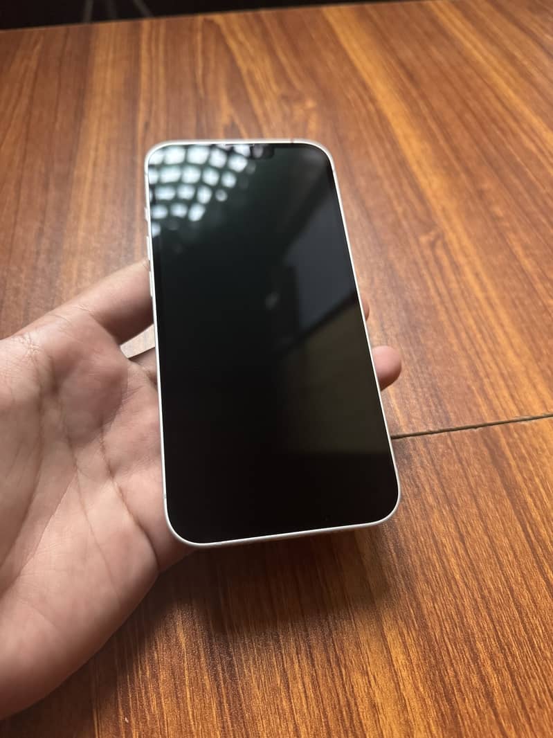 Apple iPhone 17e 6