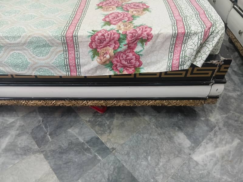 Bed wih side table and dressing table 3