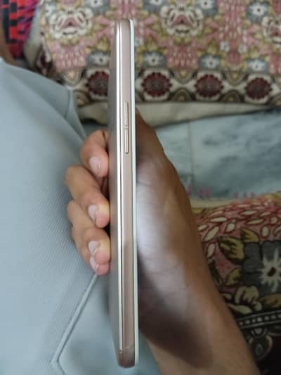 OPPO F1s