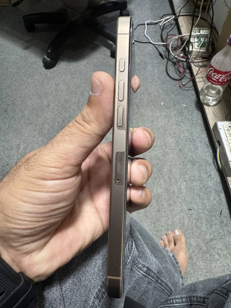 Apple iPhone 16 Pro Max 2