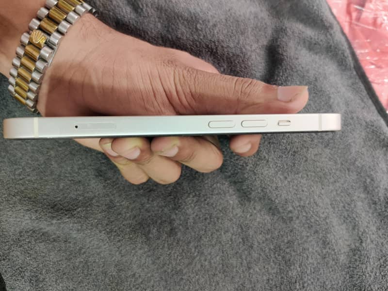 Apple iPhone 13 2
