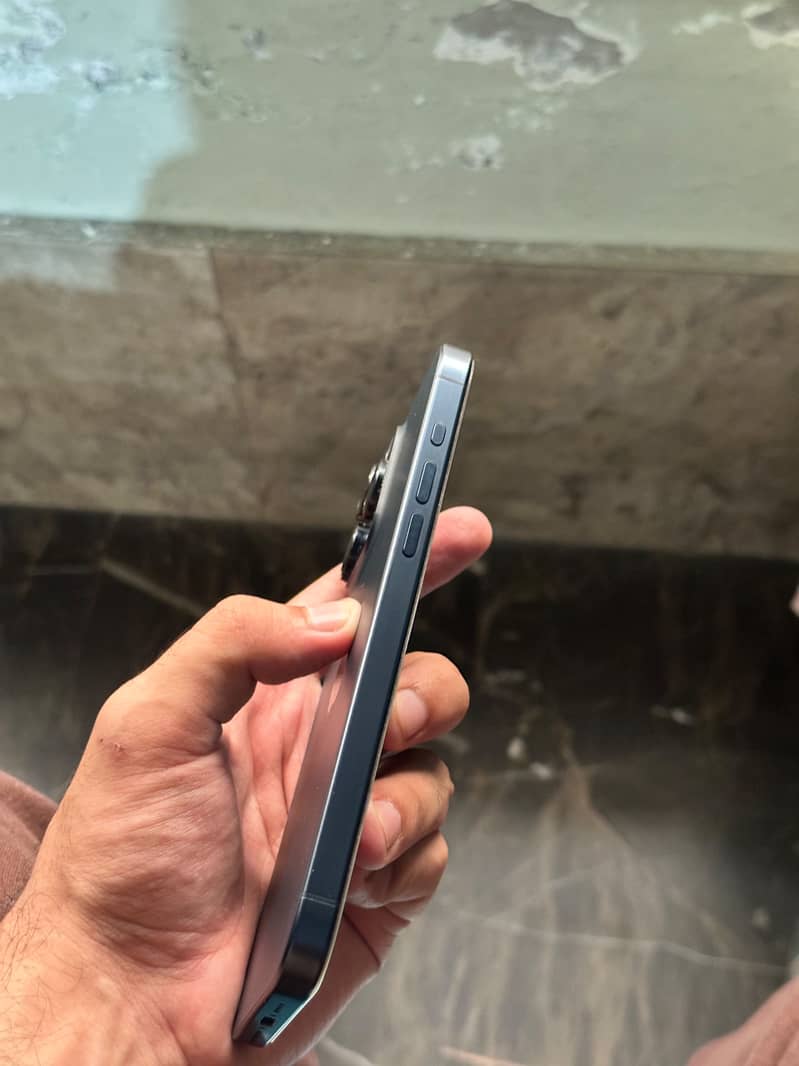 Apple iPhone 15 Pro Max 4