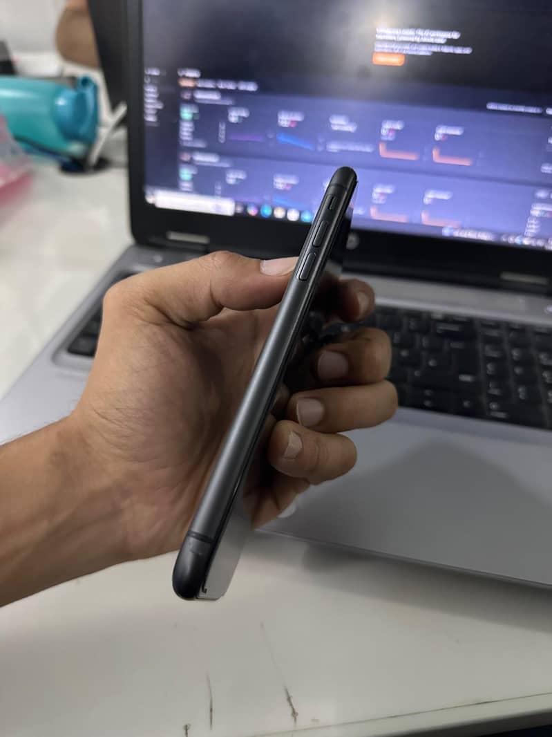 iPhone 11 4
