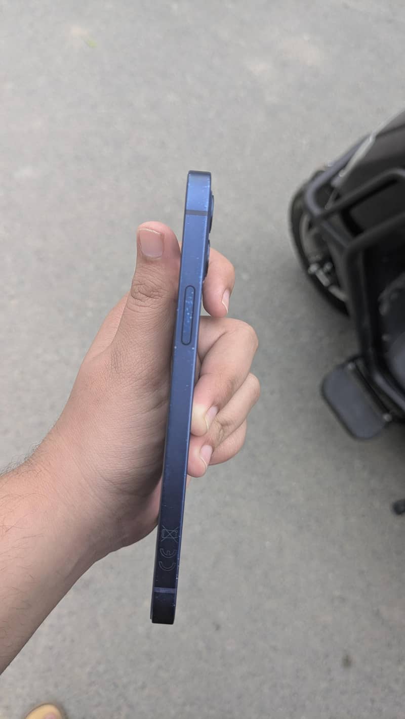 Apple iPhone 12 4