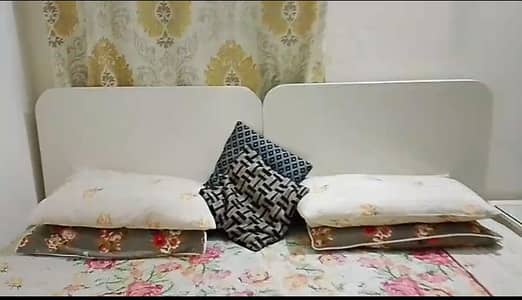 Two single bed with sinetable for sale