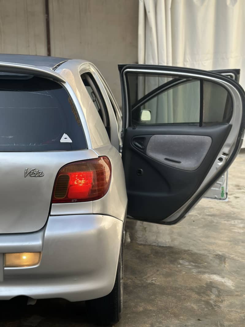 Vitz 1999 2