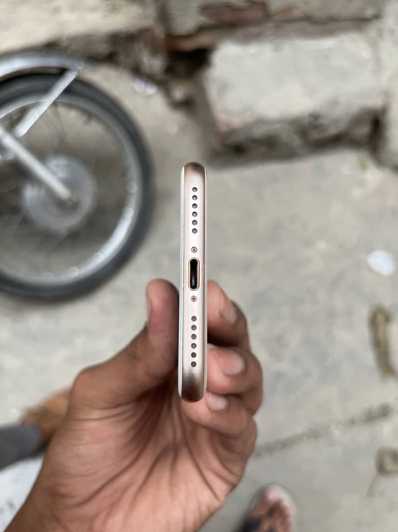 Apple iPhone 8 3