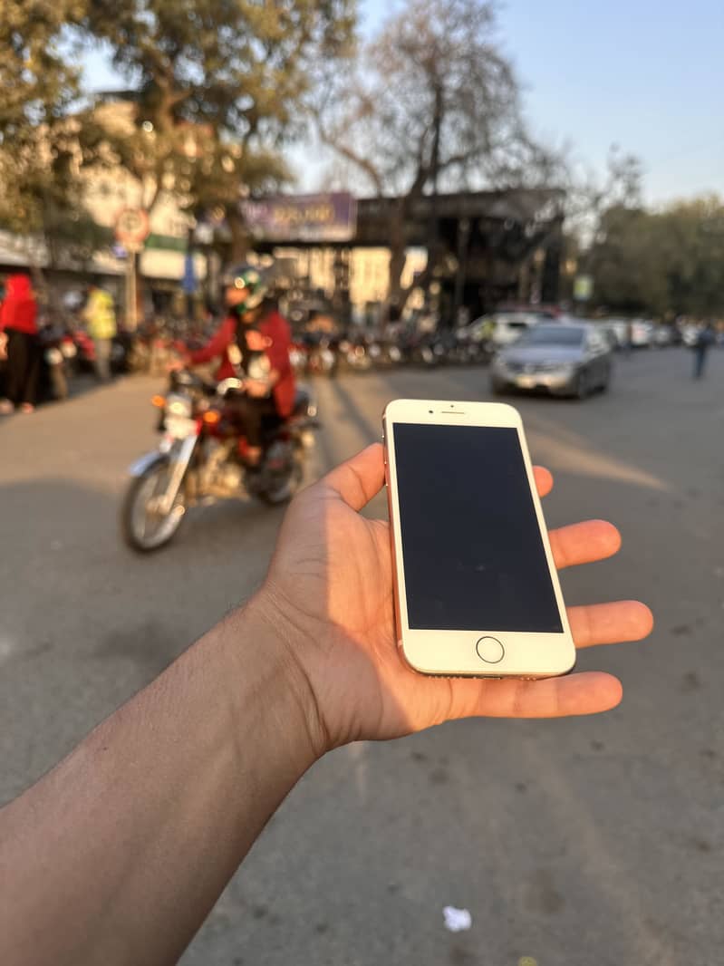 Apple iPhone 8 3