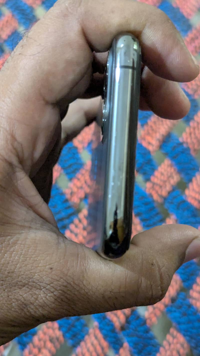 Apple iPhone 11 Pro 4