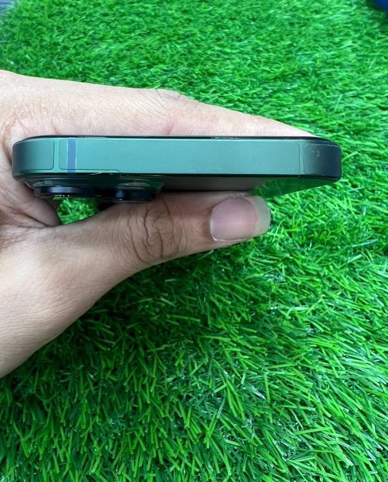 Apple iPhone 13 4