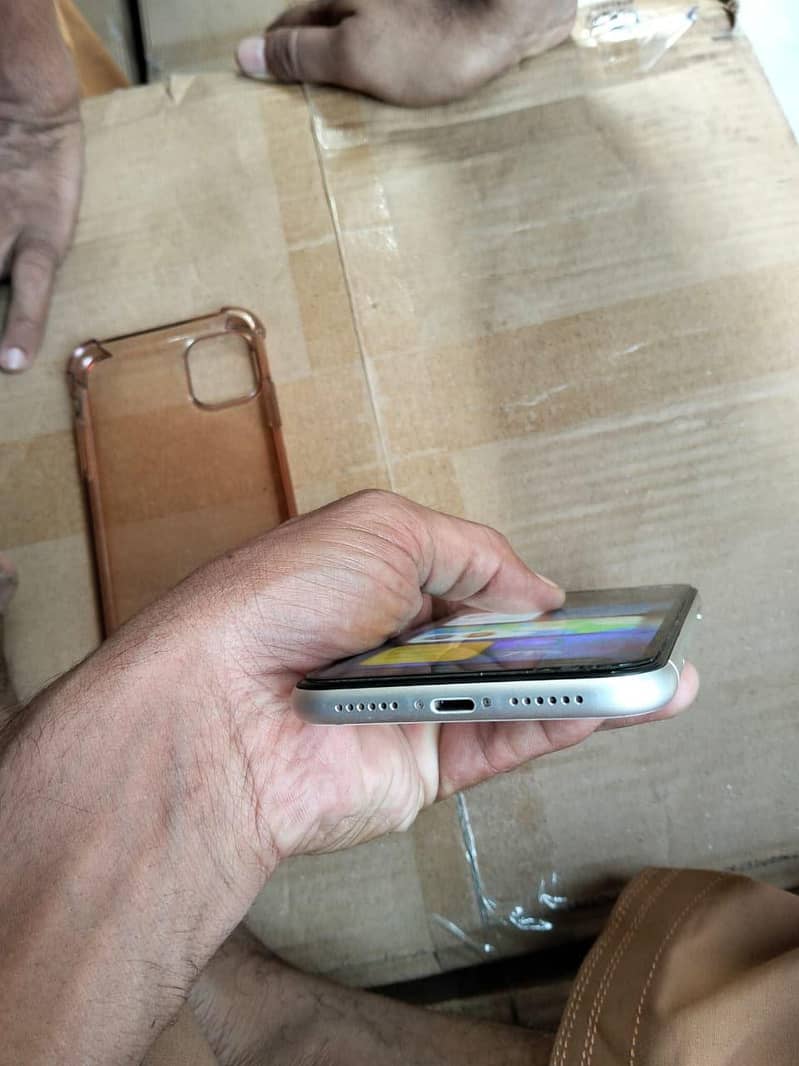 Apple iPhone 11 3