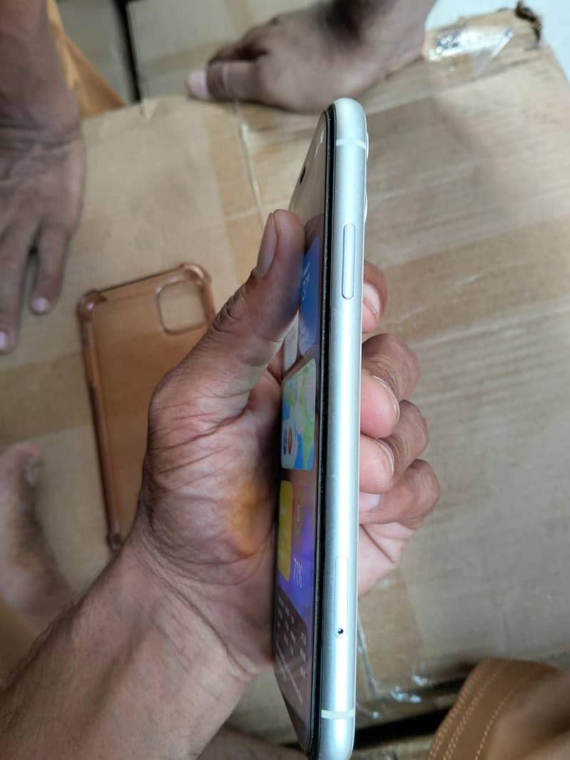 Apple iPhone 11 4