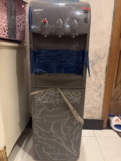 Water dispenser with fridge