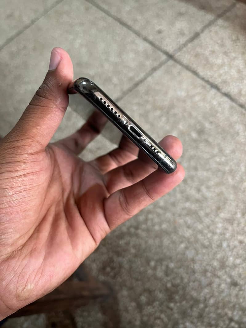 Apple iPhone 11 Pro 4