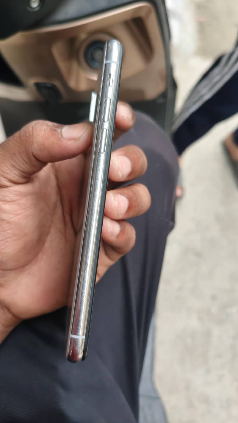 Apple iPhone X 4