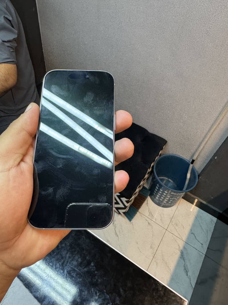 Apple iPhone 16 Pro 3