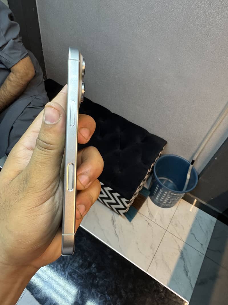 Apple iPhone 16 Pro 4