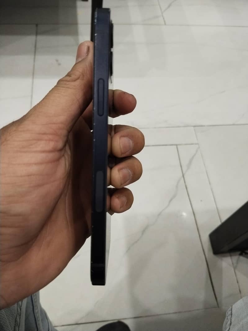 Apple iPhone 12 4