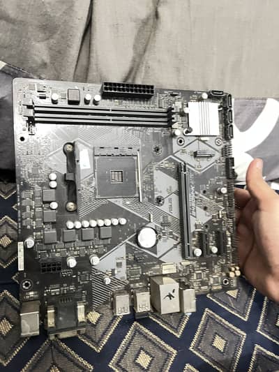 B450 motherboard, 03196925987 contact on wtsp. urgent sell