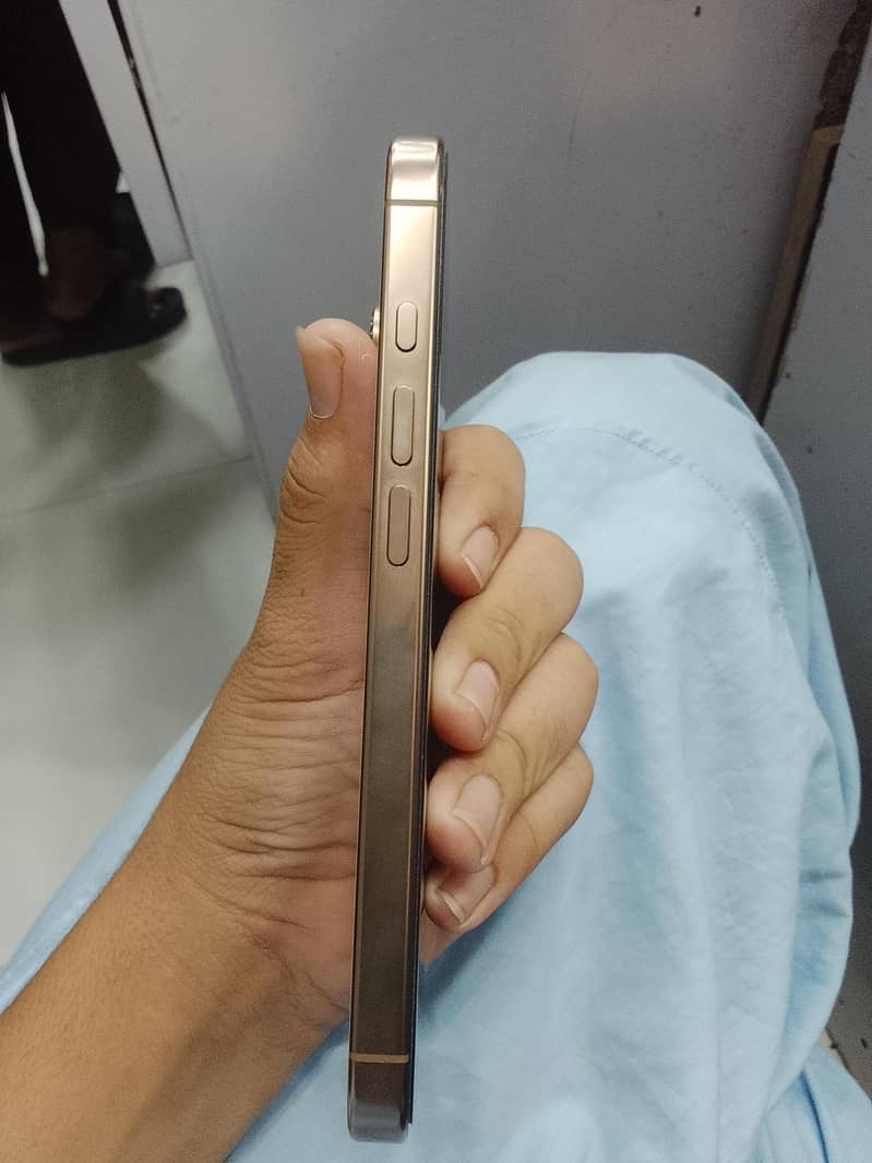 Apple iPhone 16 Pro 1