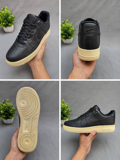 NIKEE SHOES SIZE 11