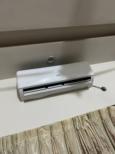 Mitsubishi Electric 1.5 Ton Dc Inverter in working condition