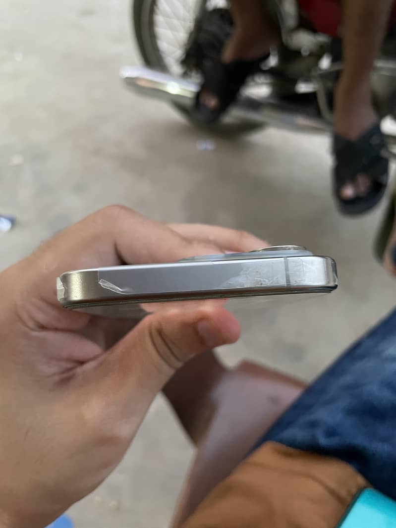 iPhone 15 pro 4