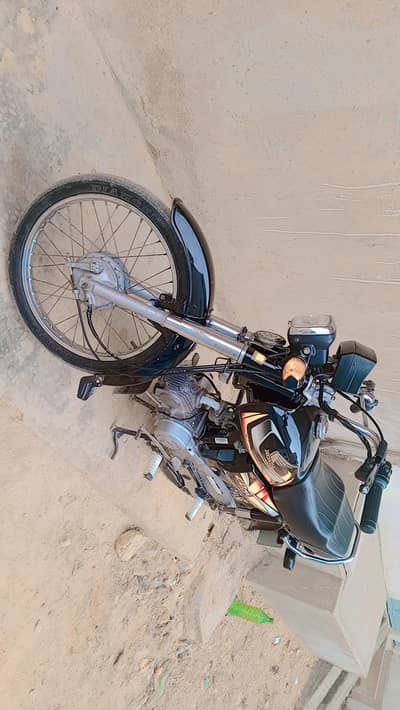 Honda CD 70 New Condition m hain Bilkul 1st owner k name pr hai